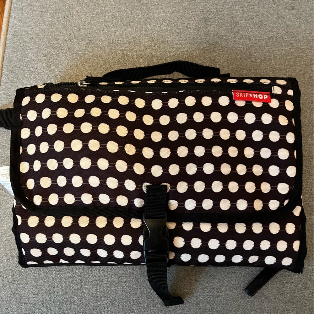 SKIP HOP baby changing station & pad, polka dot. New Mom MUST HAVE 🚼🛟